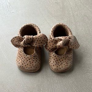 Freshly Picked Bow Moccasins Sz 2